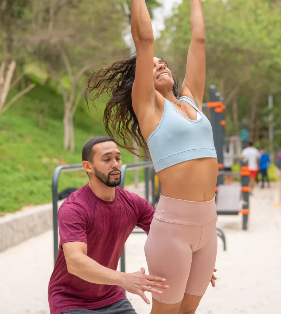 couple-helping-each-other-to-train-doing-bars-2023-11-27-05-25-23-utc